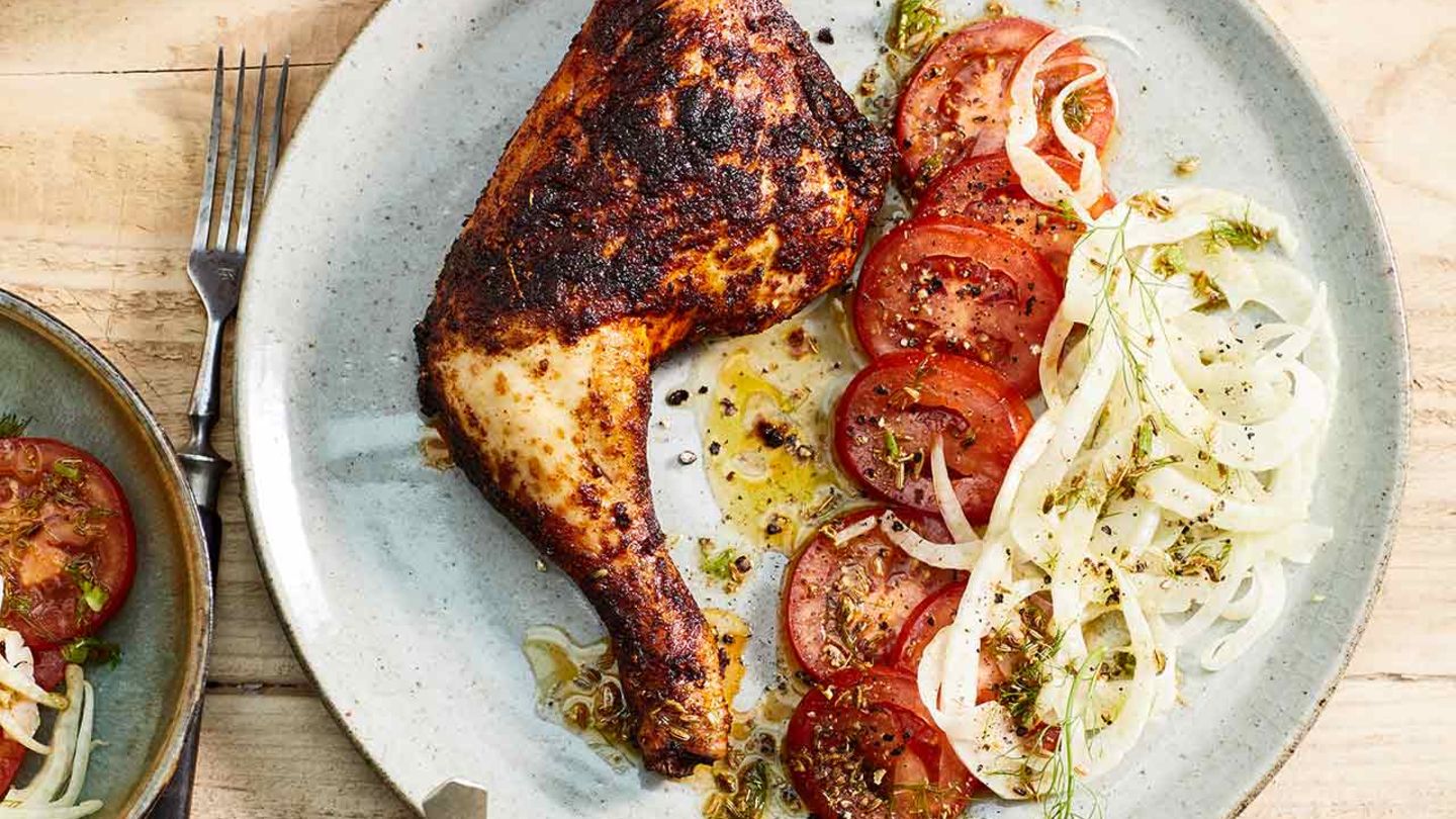 Hähnchenkeulen mit Tomaten-Fenchel-Salat Rezept - [ESSEN UND TRINKEN]