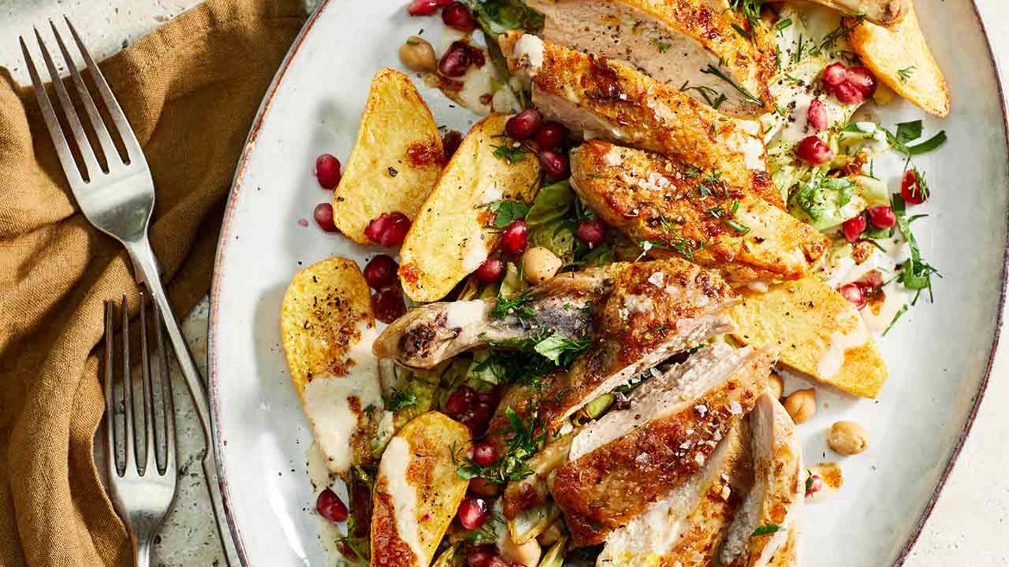 Perlhuhnbrust mit Tahin-Wirsing und Granatapfel Rezept