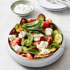 Tomaten-Brot-Salat mit Ziegenfrischkäse