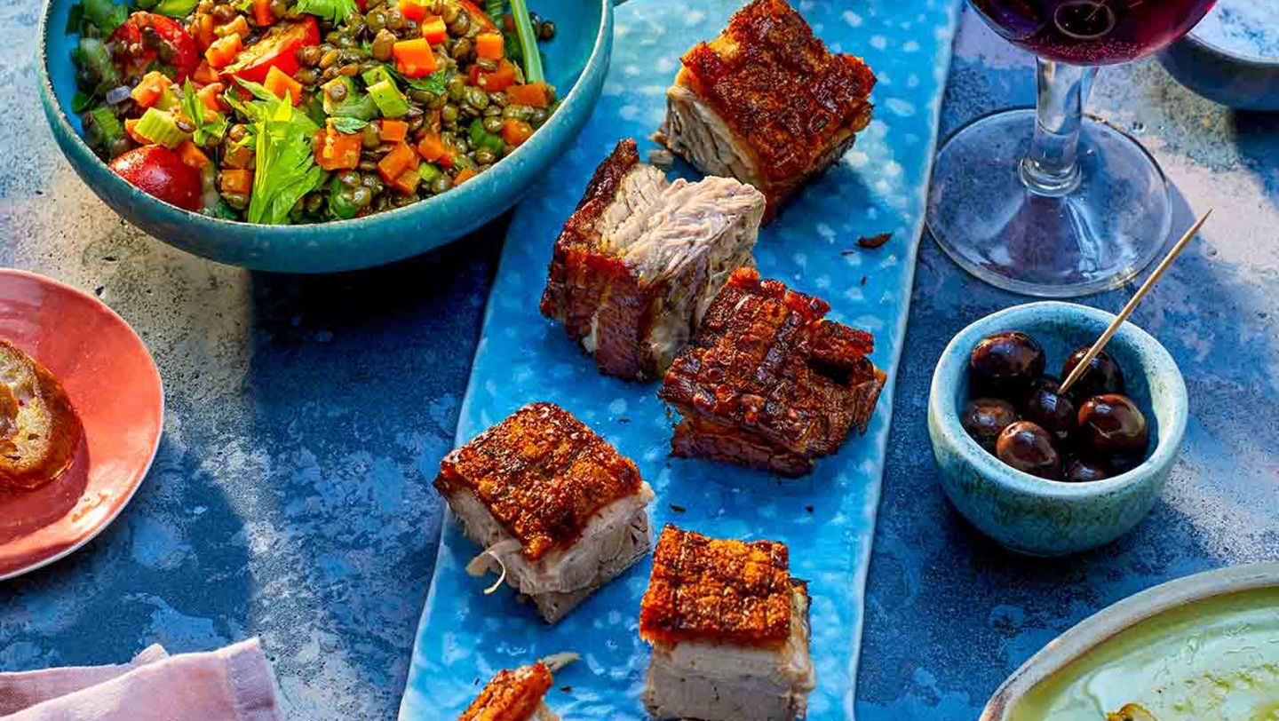 Knusprige Schweinebauchwürfel mit Puy-Linsen-Gemüse Rezept