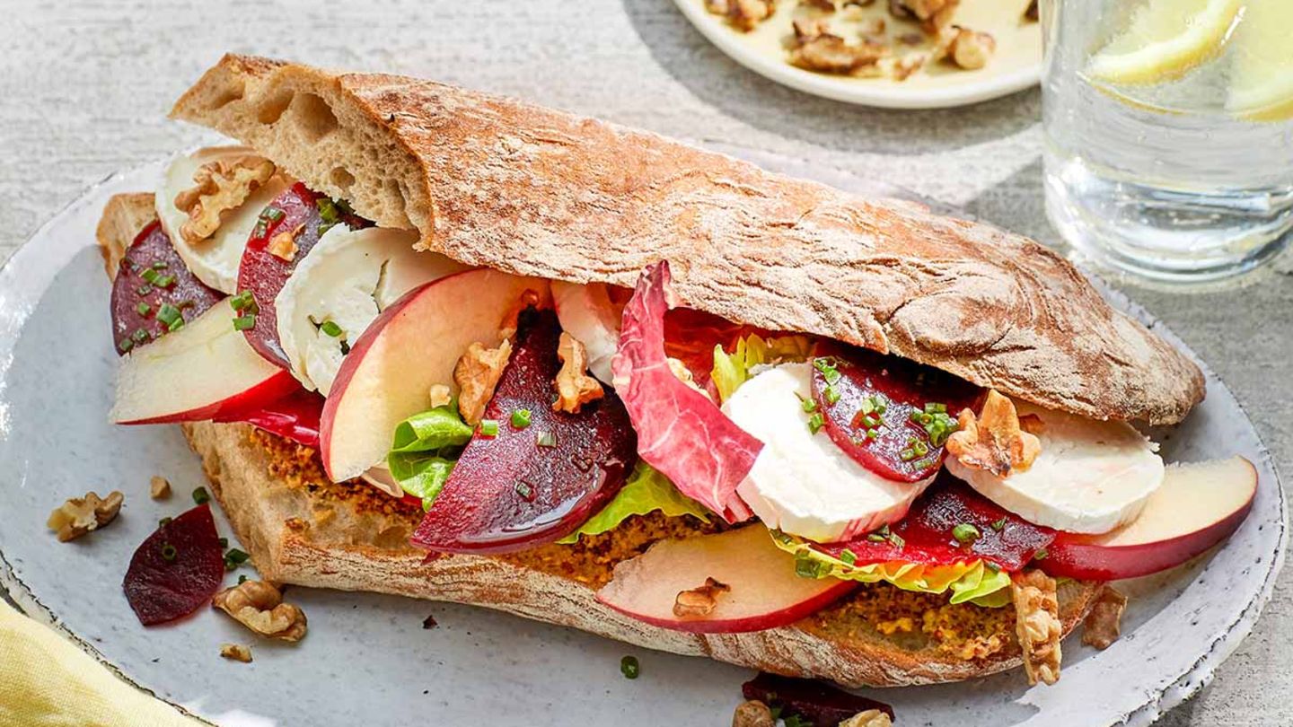 Baguette mit Roter Bete, Ziegenkäse und Walnüssen