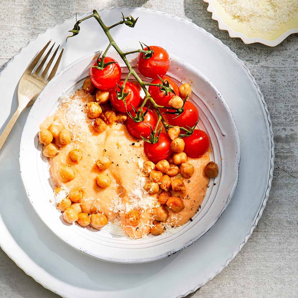Cremige Tomaten-Polenta mit Kichererbsen