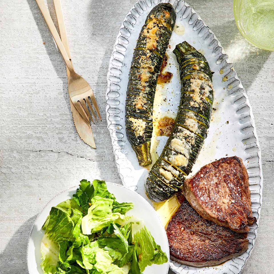 Hasselback-Zucchini mit Hüftsteaks