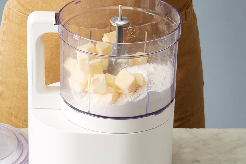 Butter, Quark und Mehl in der Küchenmaschine krümelig mixen
