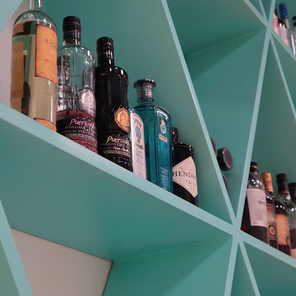 Hausbar Flaschen in blauem Regal