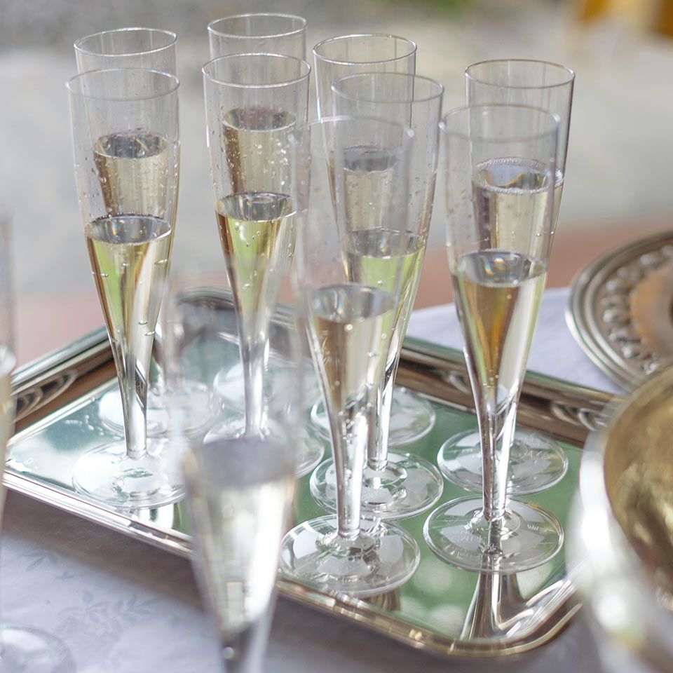 Champagner in Champagnerflöten auf silbernen Tablett