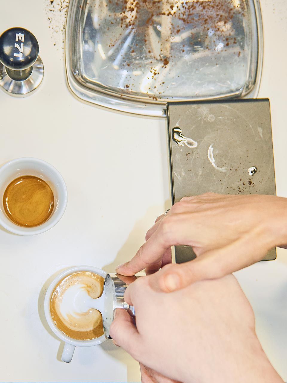 Milchschaum zum Espresso gießen Milchschaum zum Espresso gießen
