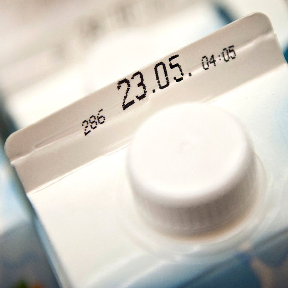 Mindesthaltbarkeitsdatum auf einer Milchpackung