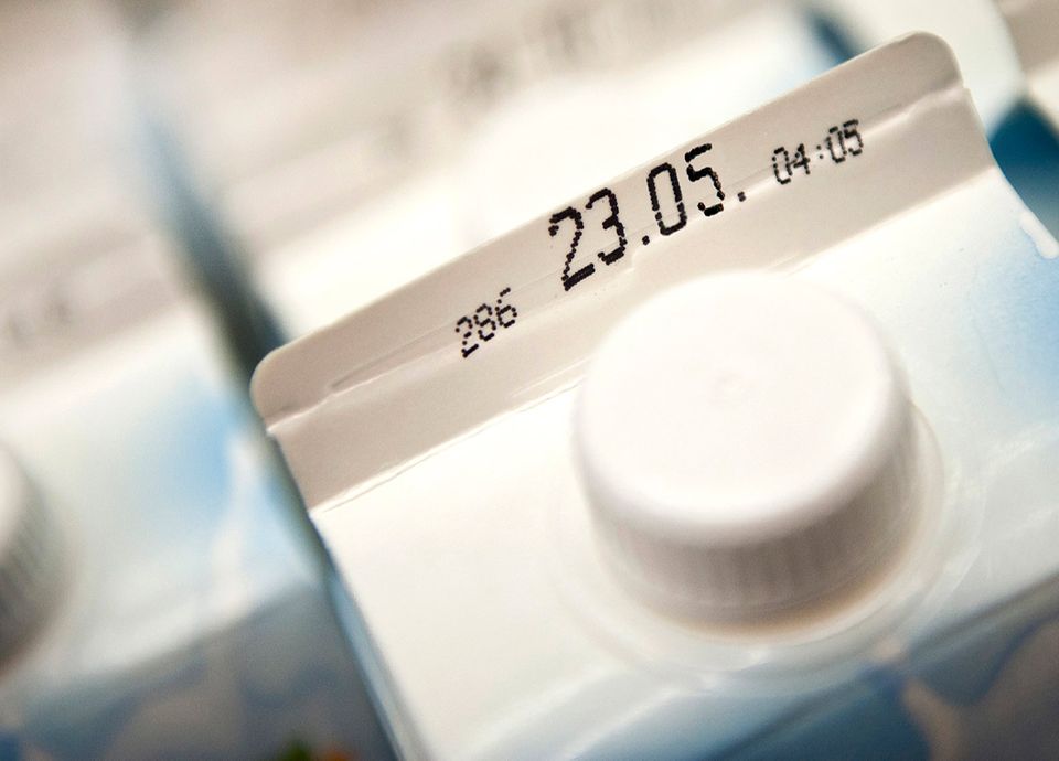 Mindesthaltbarkeitsdatum auf einer Milchpackung Mindesthaltbarkeitsdatum auf einer Milchpackung