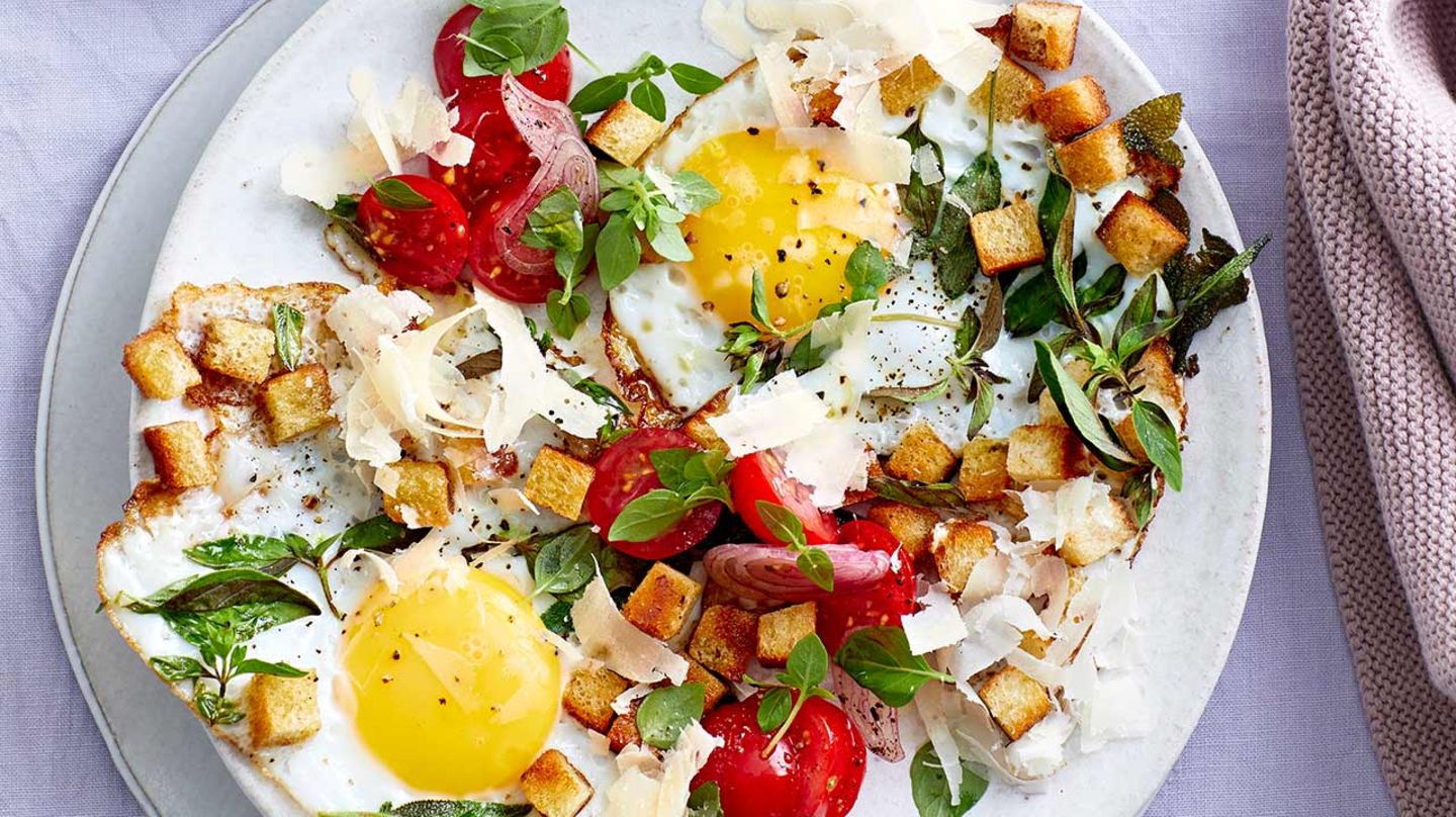 Spiegeleier mit Tomatensalat