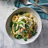 Pasta mir Wirsing, Haselnüssen und Parmesan-Thymian-Sauce