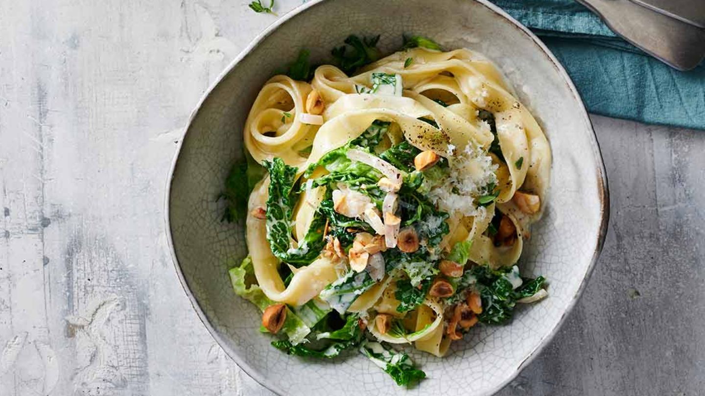 Pasta mit Wirsing, Haselnüssen und Parmesan-Thymian-Sauce Rezept