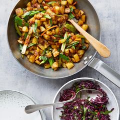 Szechuan-Bratkartoffeln mit Spitzkohlsalat