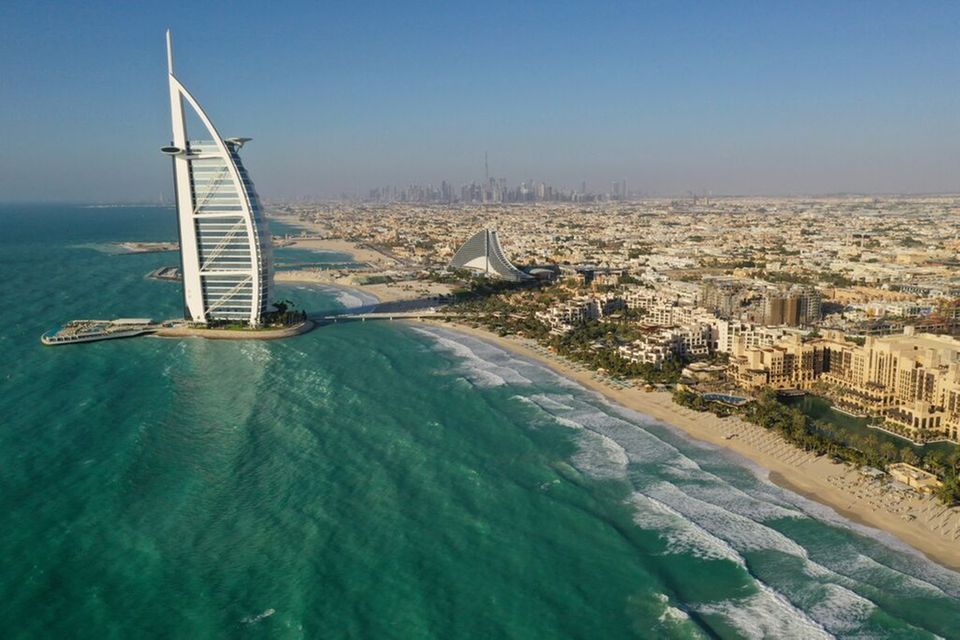 Das segelförmige Luxushotel Burj Al Arab gilt als Wahrzeichen von Dubai. Das segelförmige Luxushotel Burj Al Arab gilt als Wahrzeichen von Dubai.