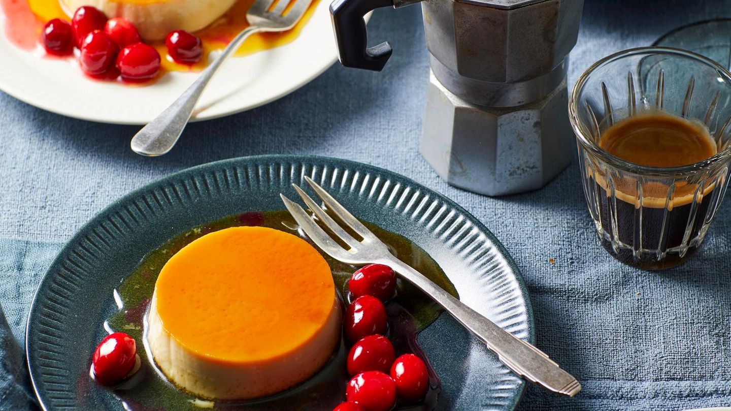 Mandel-Flan mit Cranberry-Grütze Rezept - [ESSEN UND TRINKEN]