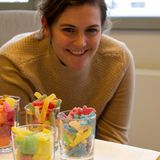 Köchin Viktoria Fuchs mit Gummibärchen