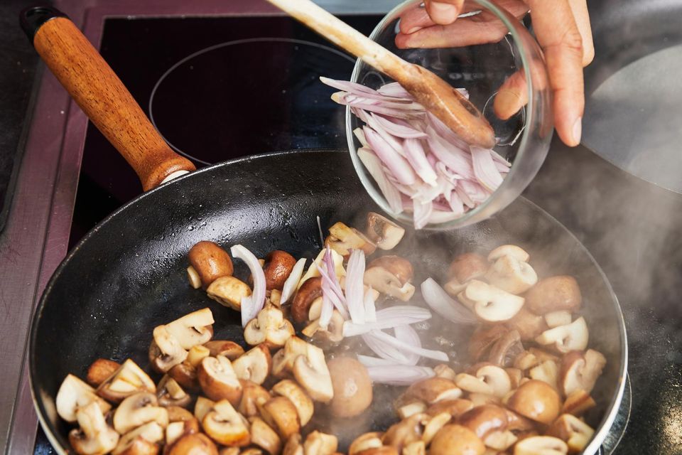 Schritt 4: Champignons und Schalotten anbraten