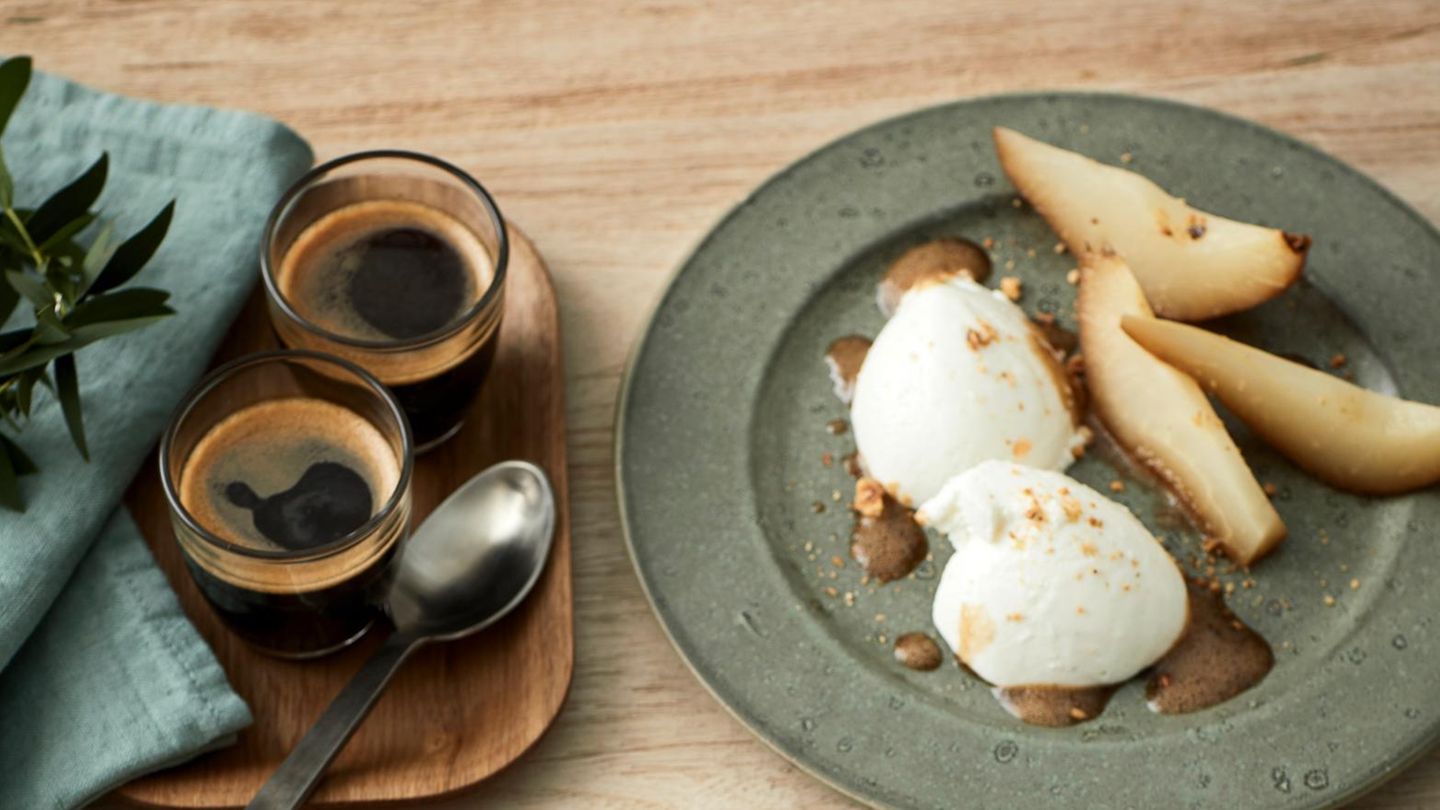 Joghurt-Mousse mit eingelegten Birnen Rezept - [ESSEN UND TRINKEN]