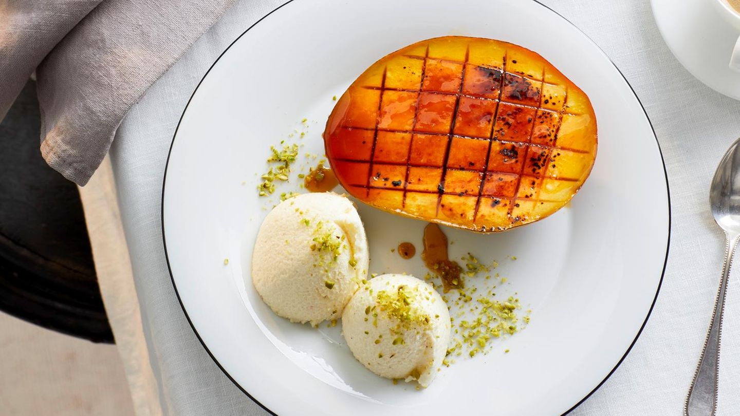 Weiße Schokoladen-Mousse mit geflämmter Mango Rezept - [ESSEN UND TRINKEN]