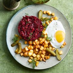 Bratkartoffeln mit Rote-Bete-Tatar und Spiegelei