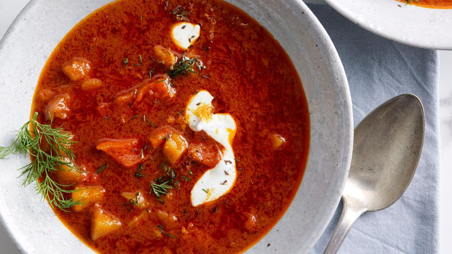 Kartoffel-Paprika-Gulasch mit Kümmelschmand Rezept - [ESSEN UND TRINKEN]