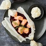 Rote-Bete-Lachs-Päckchen mit Meerrettich-Schmand