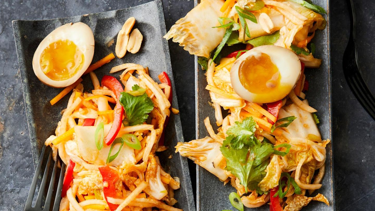 Koreanischer Chinakohl-Salat mit eingelegten Soja-Eiern Rezept