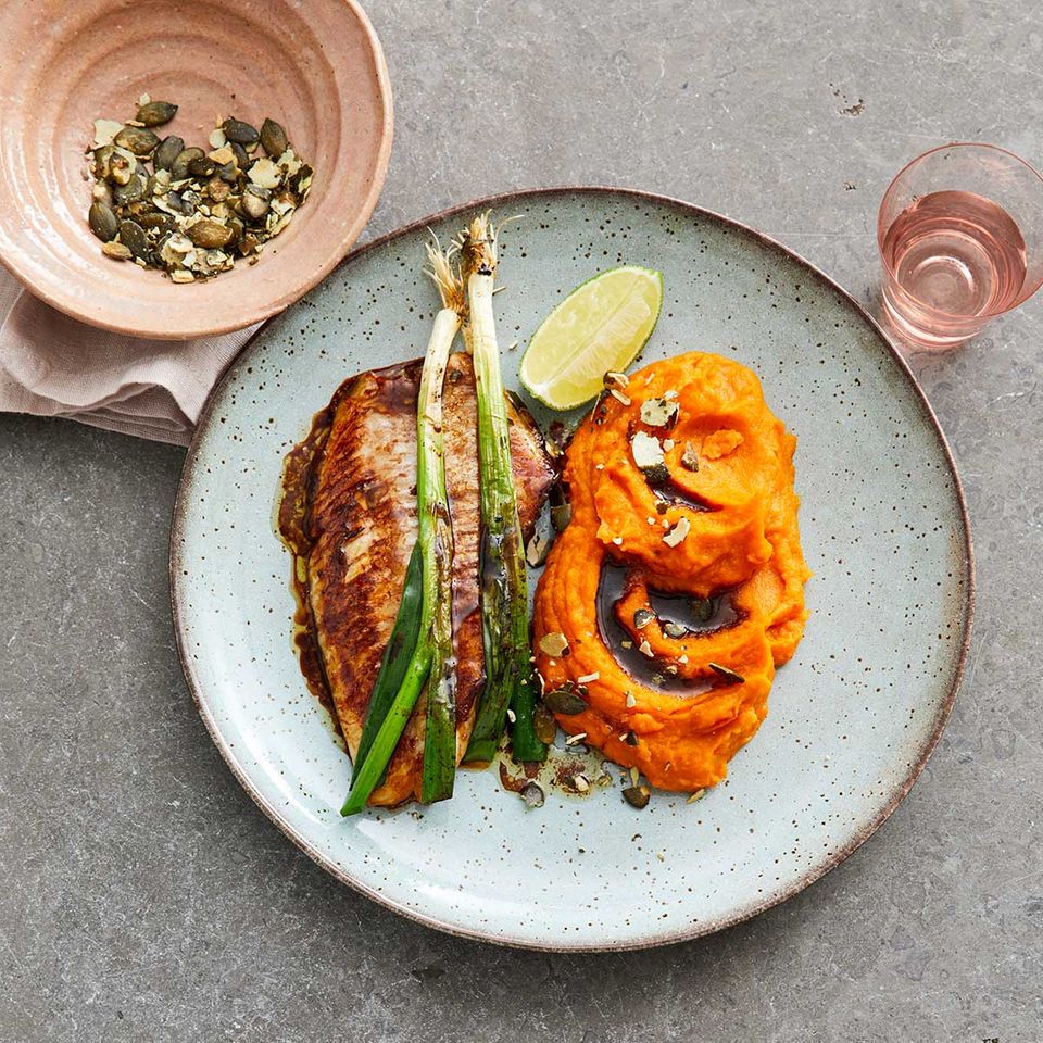 Fischfilet in Honig-Soja-Marinade mit Kürbispüree Rezept - [ESSEN UND ...