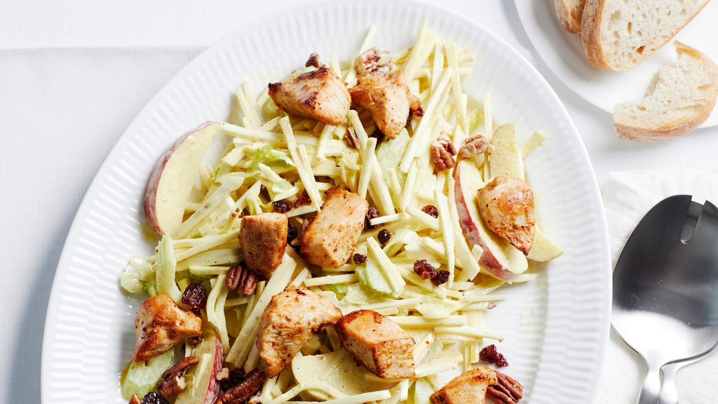 Waldorfssalat mit Putenbrust und Bitter-Dressing Rezept