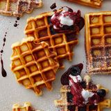 Cheesecake-Waffeln mit Amarena-Sahne