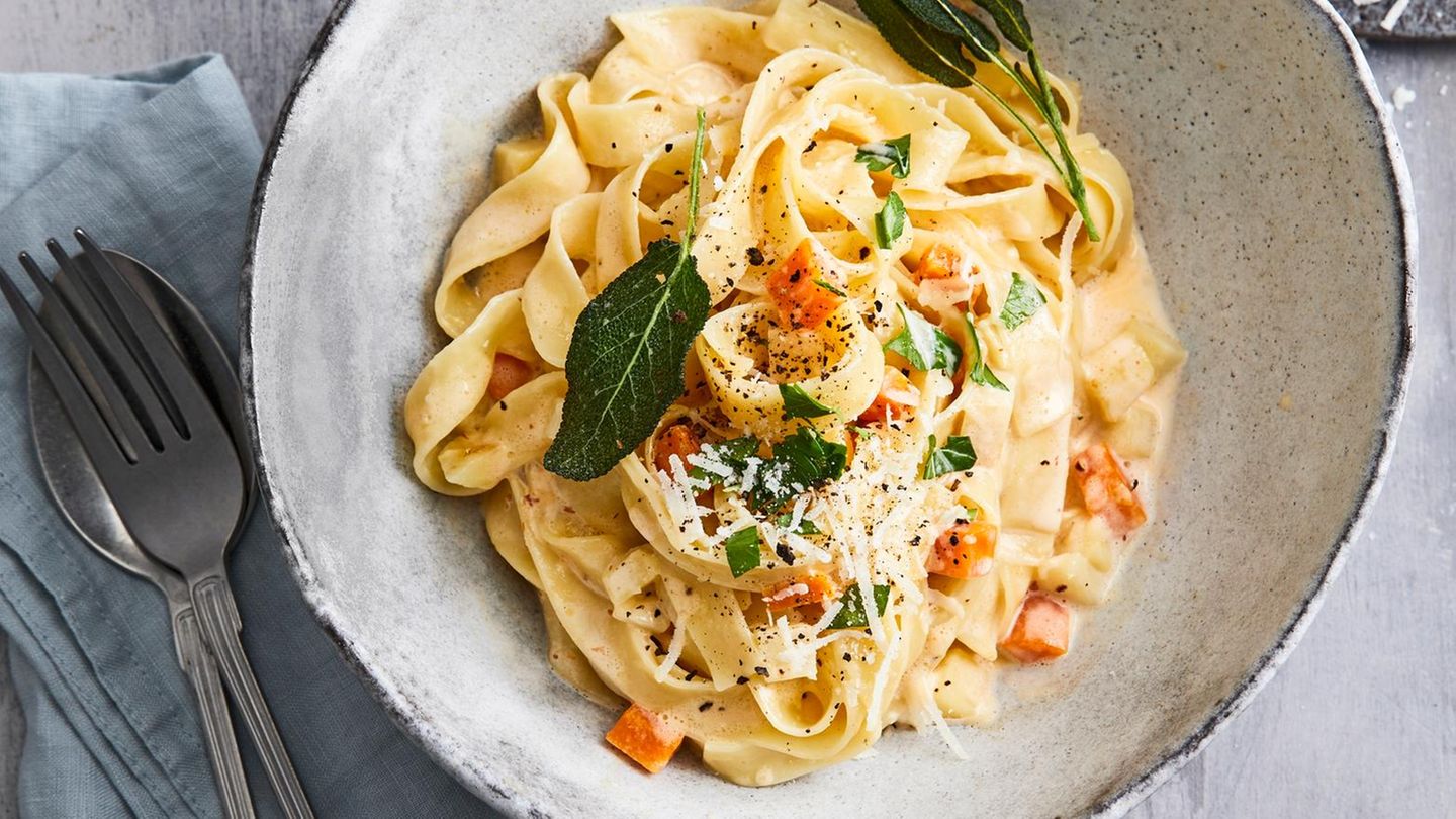 Bandnudeln mit Gemüseragout Rezept - [ESSEN UND TRINKEN]