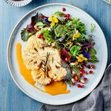 Gebackener Blumenkohl mit Wildkräutersalat