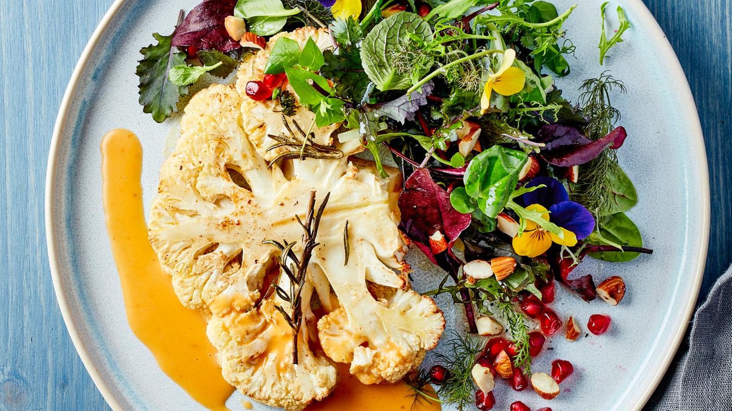 Gebackener Blumenkohl mit Wildkräutersalat Rezept