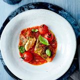 Wirsing-Rouladen mit Tomaten-Ingwer-Sauce