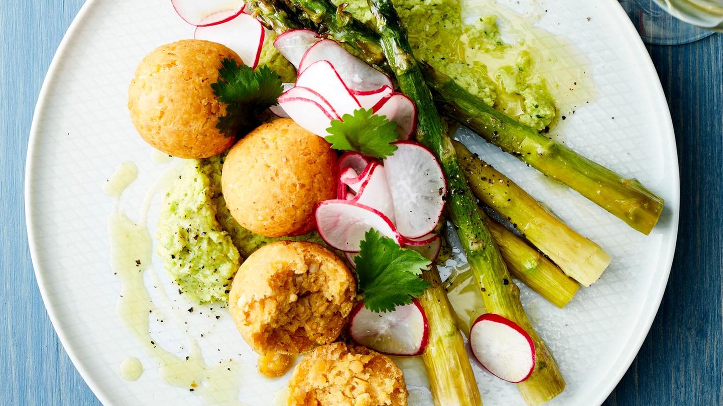 Grüner Spargel mit Bohnen-Guacamole und Linsen-Falafeln Rezept