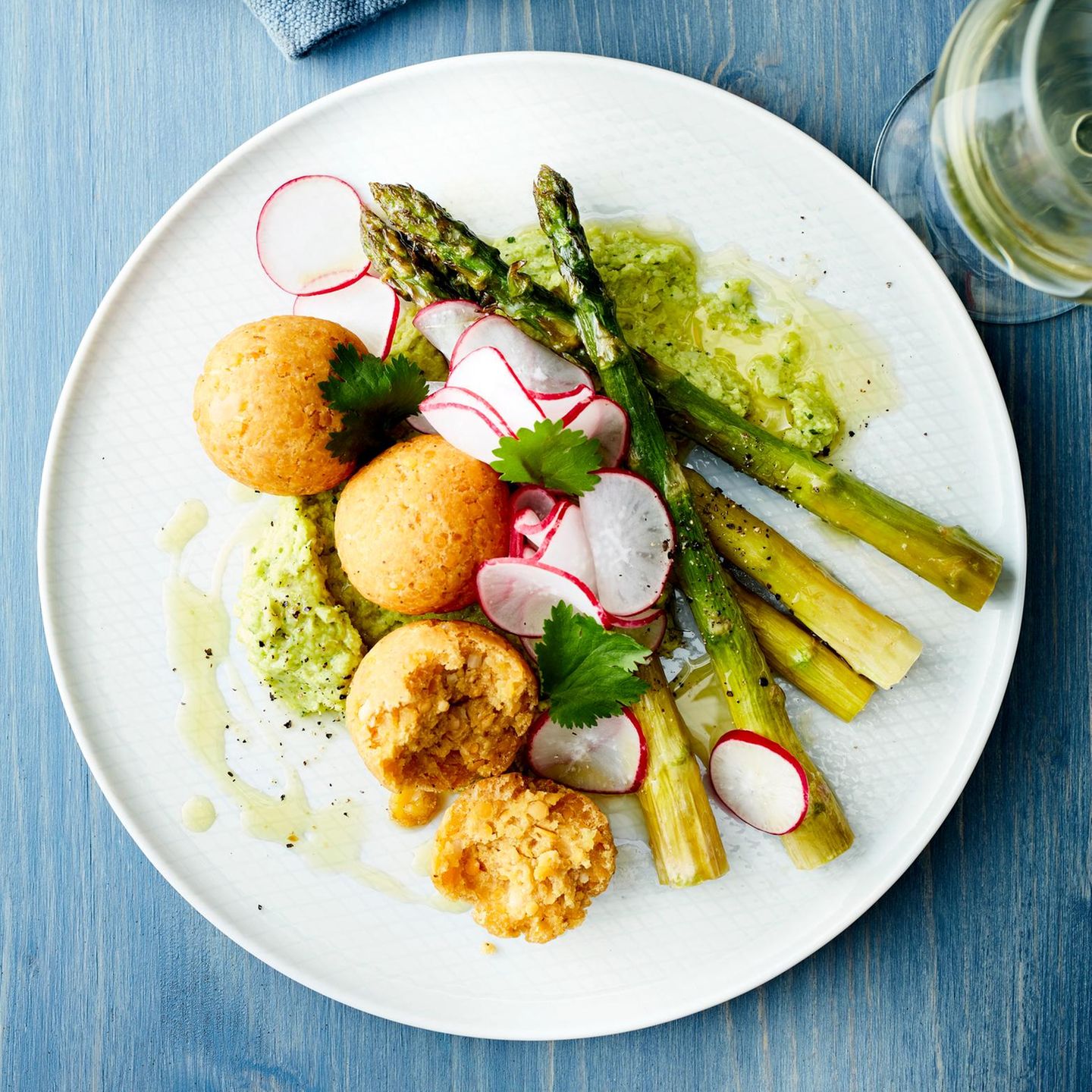 Grüner Spargel mit Bohnen-Guacamole und Linsen-Falafeln