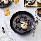 Calvados-Buttereis mit Estragon-Zucker und Blaubeerkompott