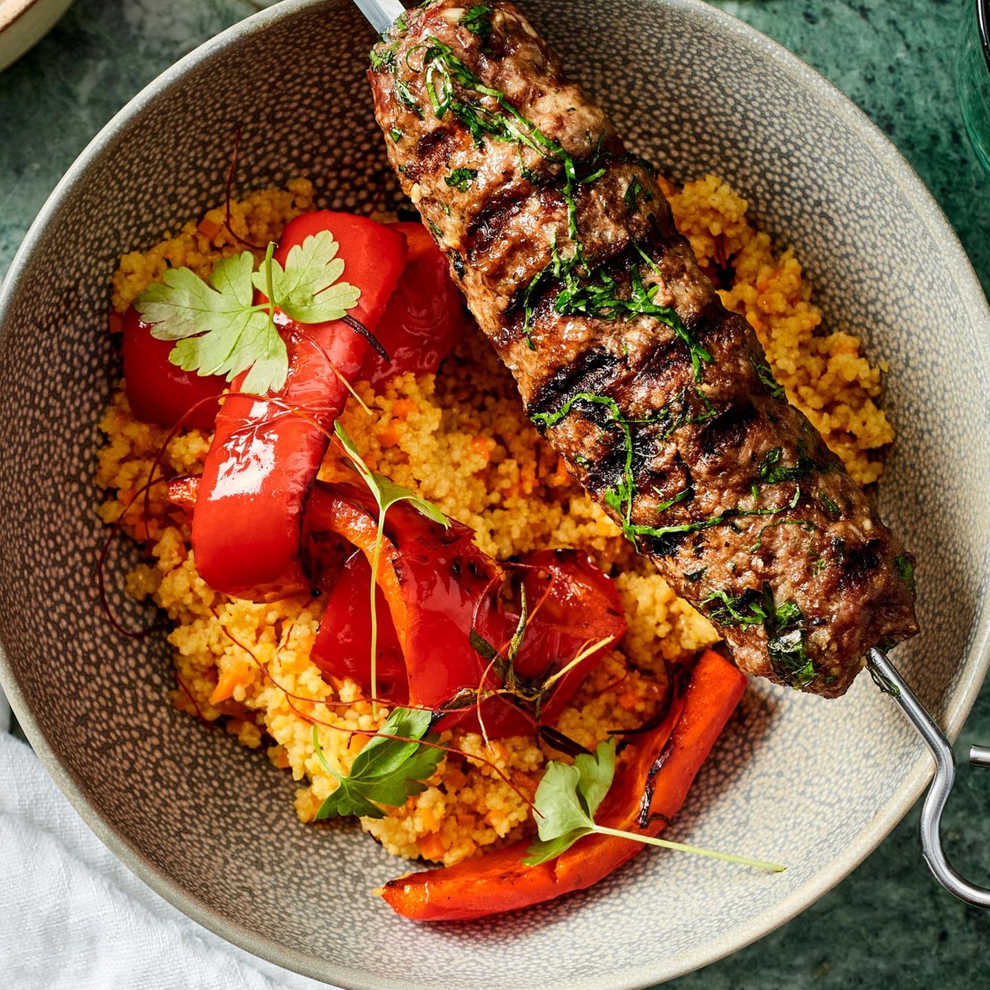 Köfte-Spieße mit Safran-Couscous und Auberginen-Dip