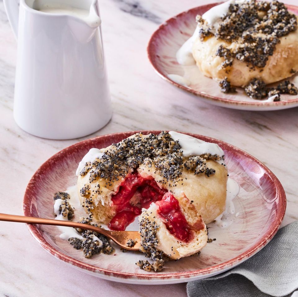 Dampfnudeln mit Rhabarber-Füllung und Mohnbröseln - [ESSEN UND TRINKEN]