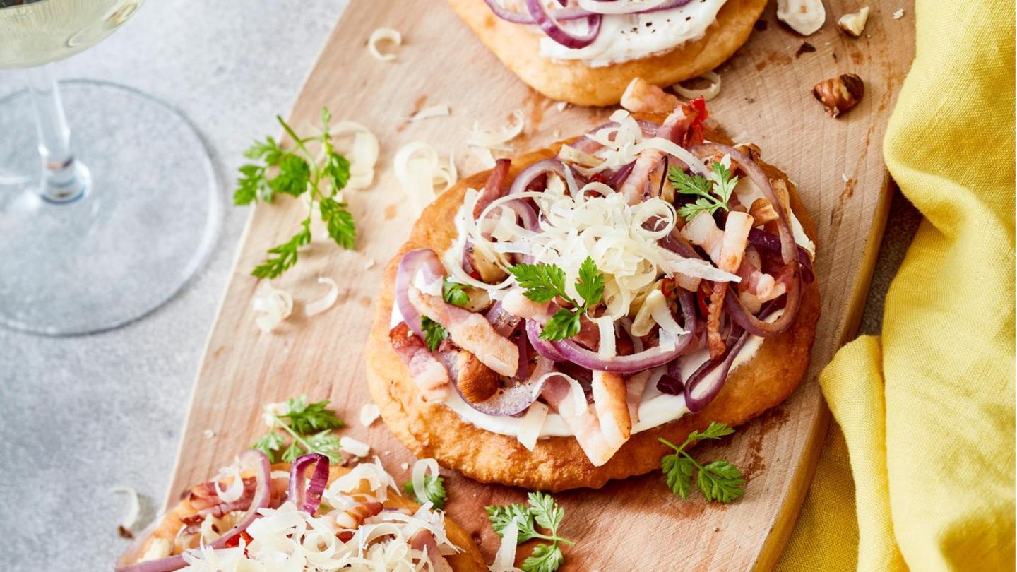 Zwiebel-Schmand-Fladen mit Knoblauch-Chili-Öl Rezept