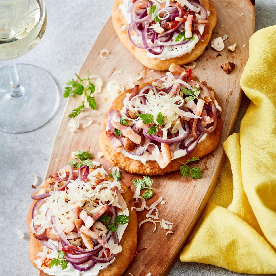 Zwiebel-Schmand-Fladen mit Knoblauch-Chili-Öl