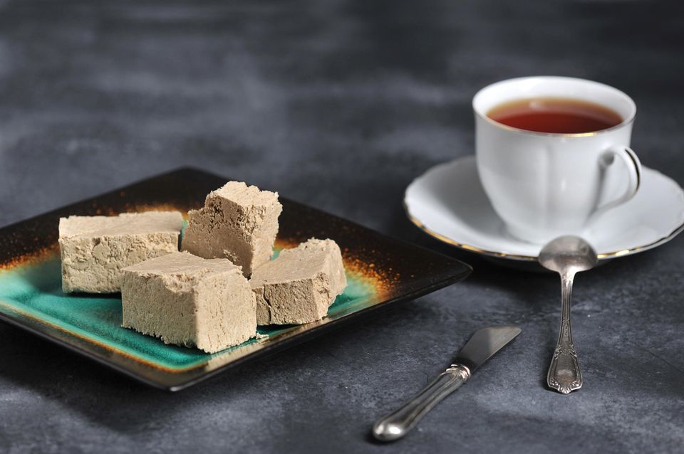 Halva Halva auf dem Teller mit einer Tasse Tee