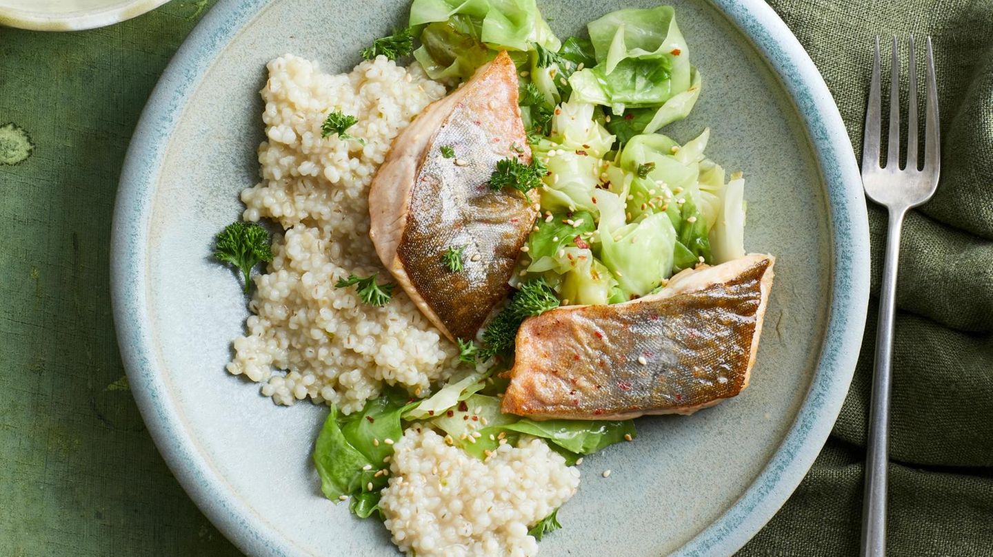 Gebratener Saibling mit Limettengraupen und Spitzkohl Rezept