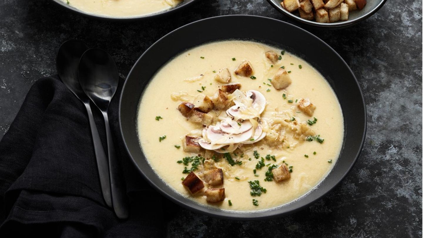 Cremige Sauerkraut-Rahmsuppe mit Brezel-Croûtons – jetzt Rezept entdecken und nachkochen