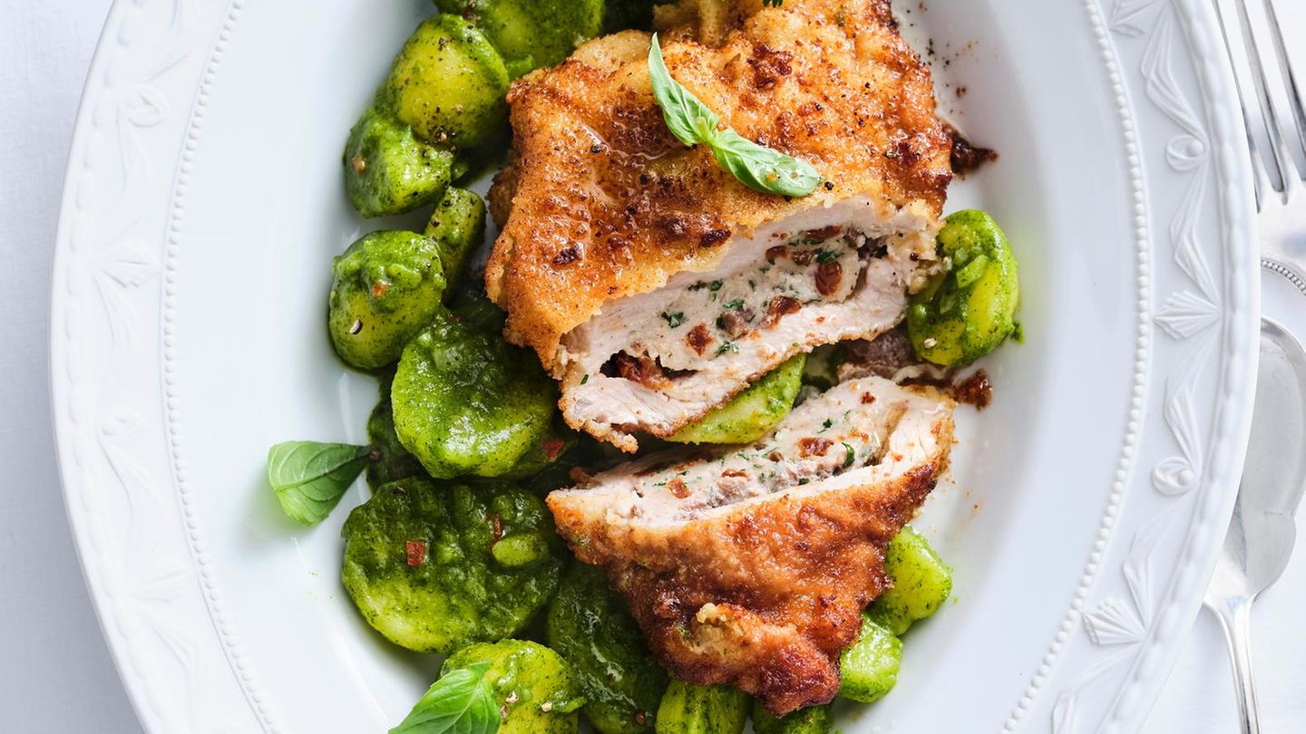 Gefüllte Kalbschnitzel mit Kartoffel-Kräuter-Salat Rezept - [ESSEN UND ...