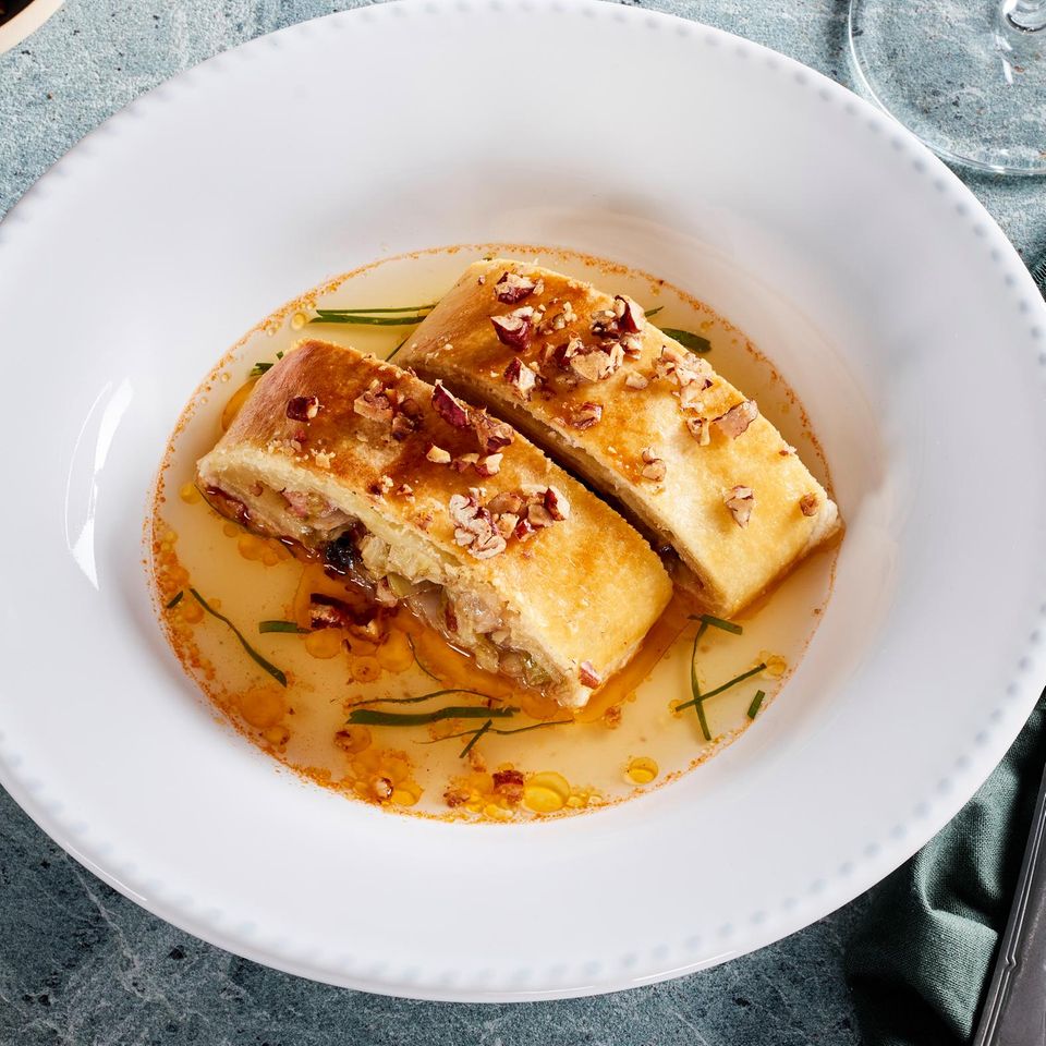 Spitzkohl-Strudel in Tomatenessenz Rezept - [ESSEN UND TRINKEN]