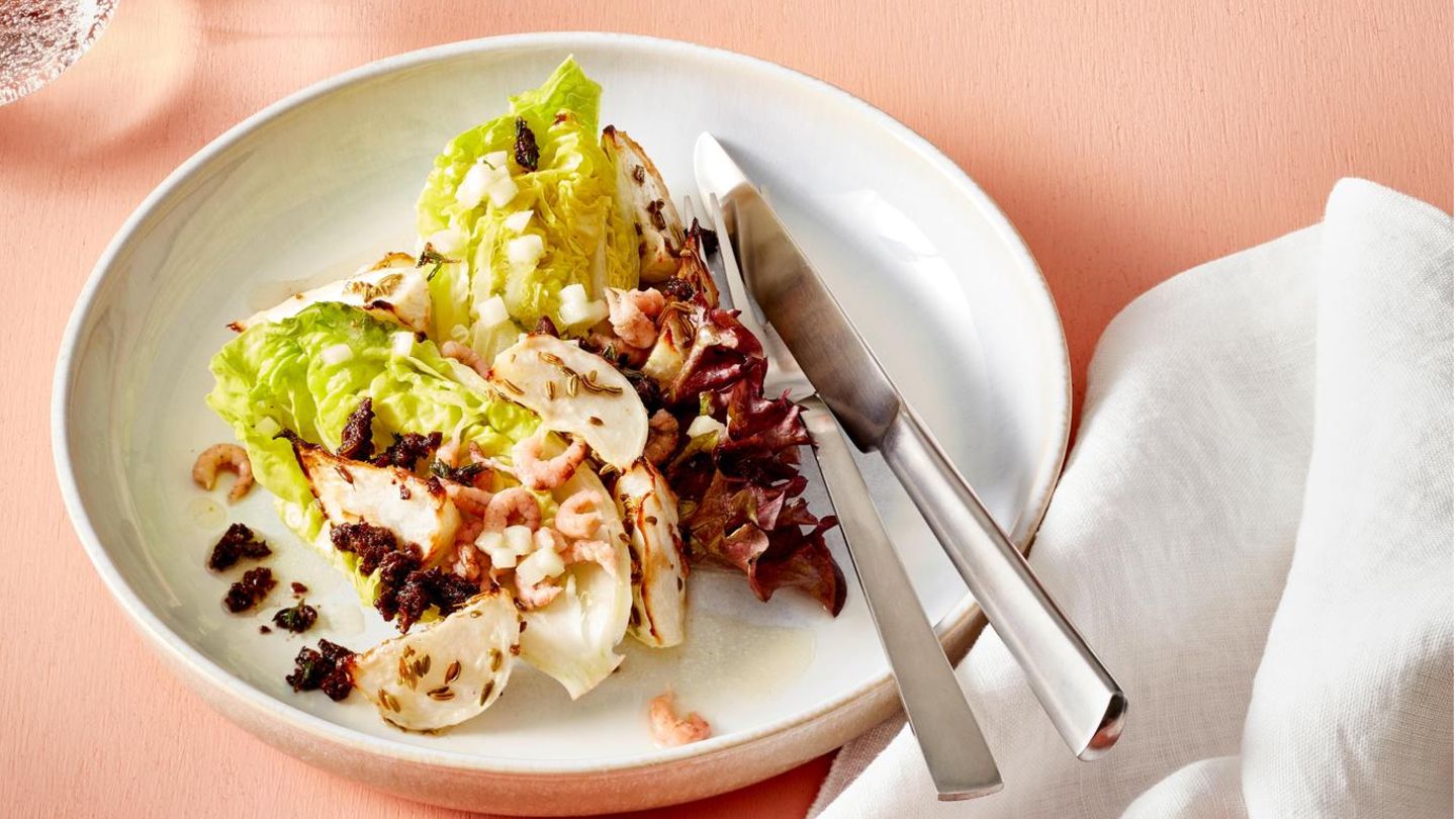 Blattsalat mit Krabben und Mairüben Rezept