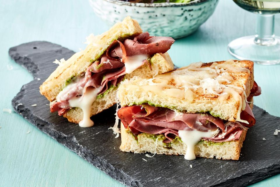 Pastrami-Sandwich „Croque Monsieur Style“