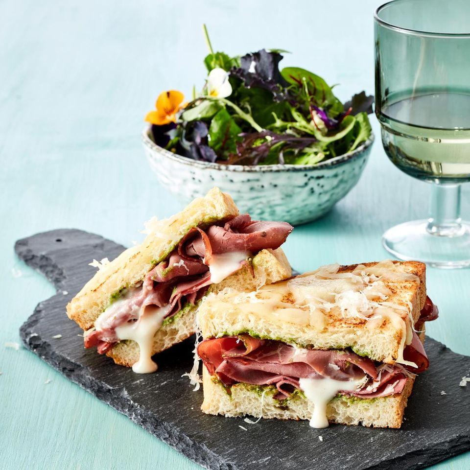 Pastrami-Sandwich „Croque Monsieur Style“