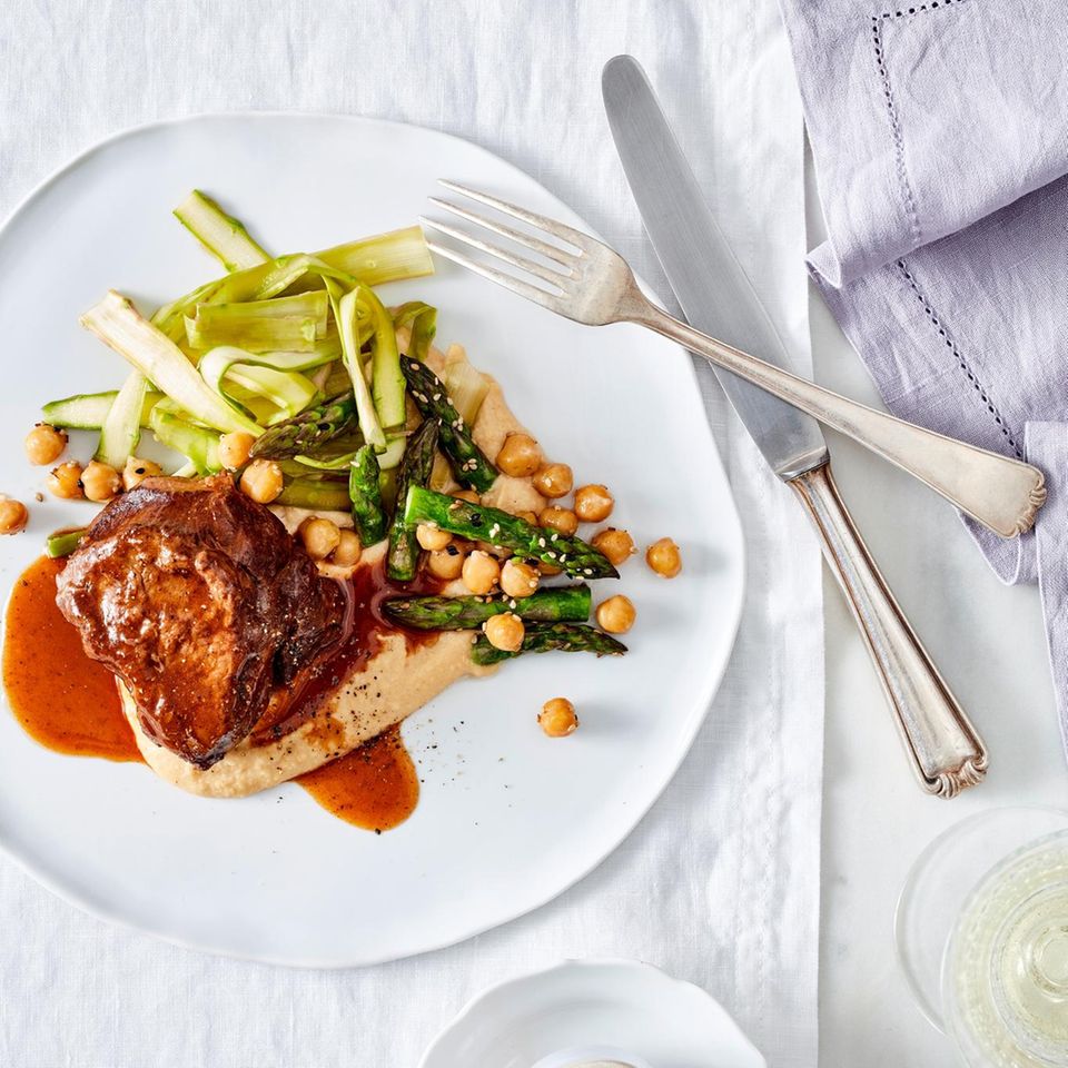 Spargelsalat mit Kalbsbäckchen und Honigsauce Rezept - [ESSEN UND TRINKEN]